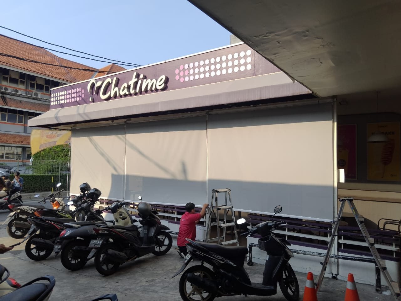 Roller blind fasad outlet: Chatime, Kemanggisan
