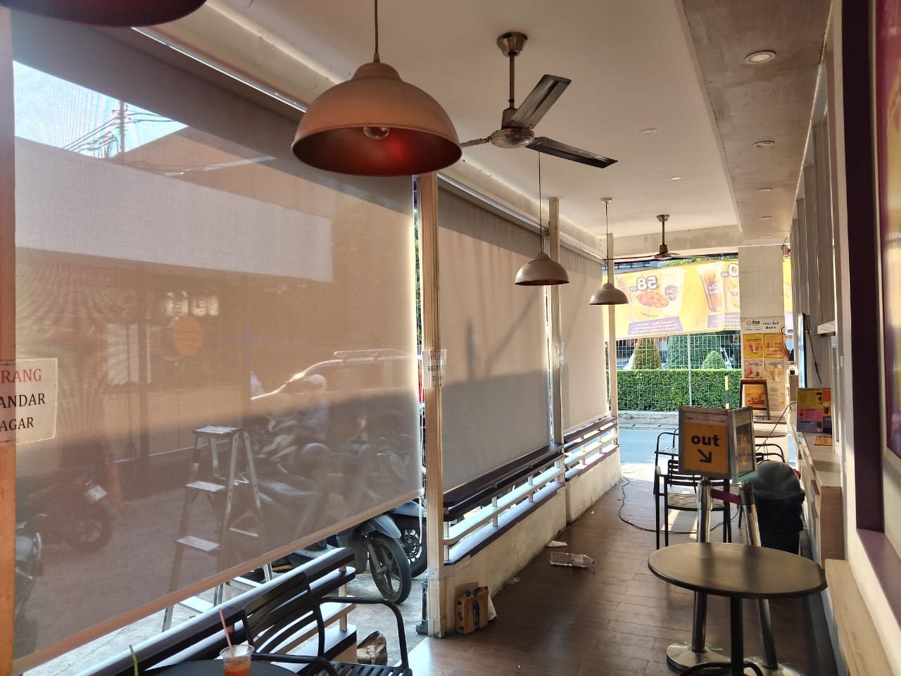 Roller blind tampak dalam outlet: Chatime, Kemanggisan