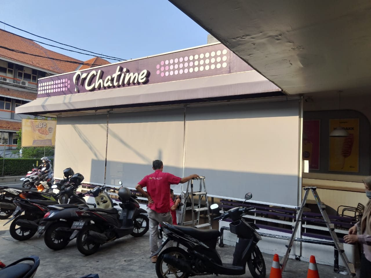 Proses pemasangan roller blind outlet: Chatime, Kemanggisan
