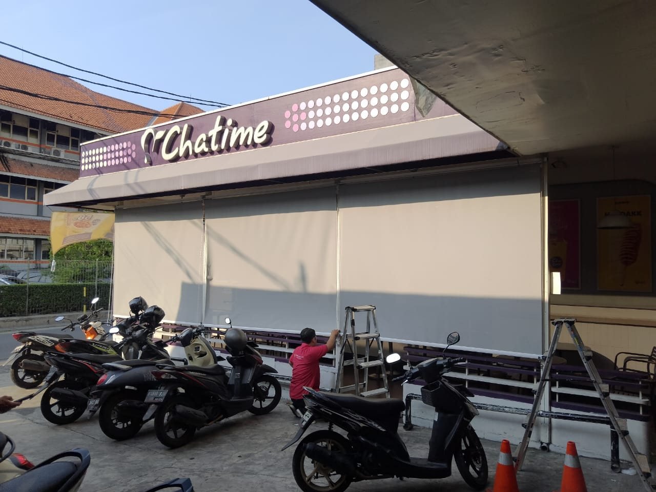 Roller blind tampak depan outlet: Chatime, Kemanggisan