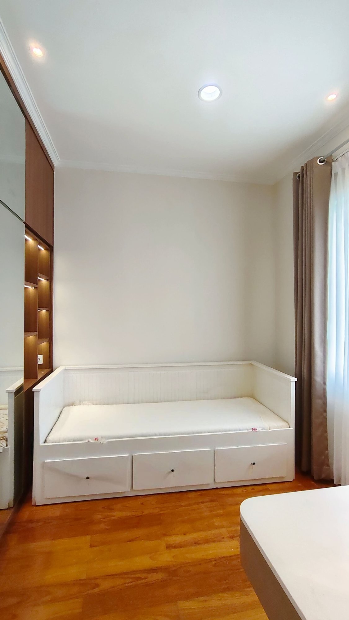 Gorden Apartemen Mediterania Srengseng: Bu Lilian (1)