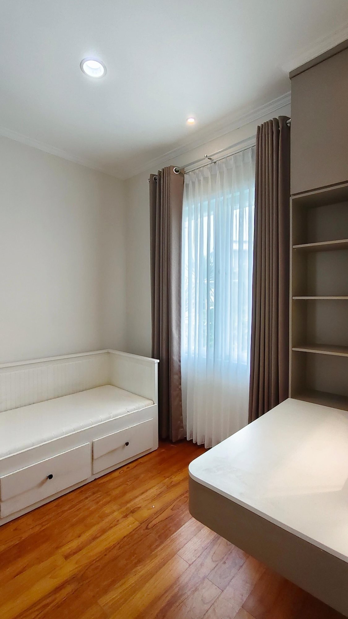 Gorden Apartemen Mediterania Srengseng: Bu Lilian (2)